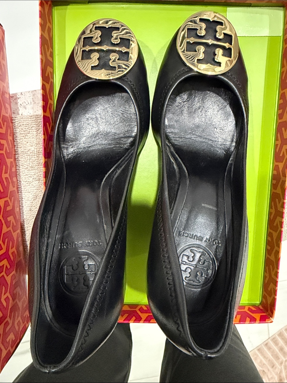 Tory Burch Black Leather Wedge Pumps with Gold Logo - Picture 4 of 7